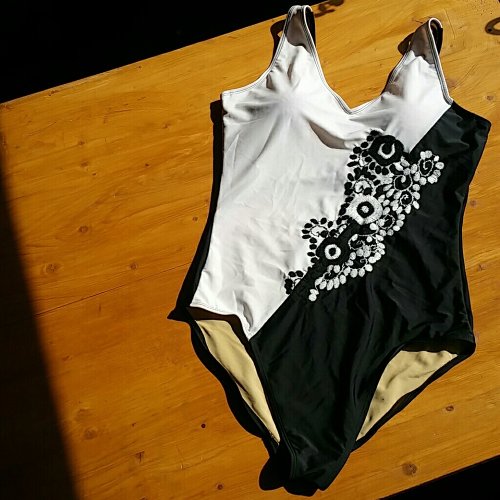 Women's swim suit